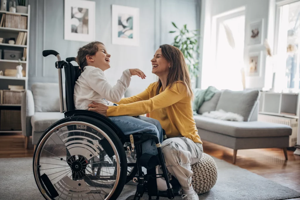 Kind im Rollstuhl wird individuell begleitet und aktiv in den Alltag integriert.