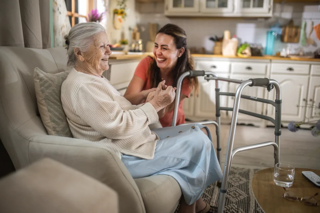 Seniorin wird im Alltag begleitet und erhält individuelle Unterstützung für mehr Lebensqualität zuhause.
