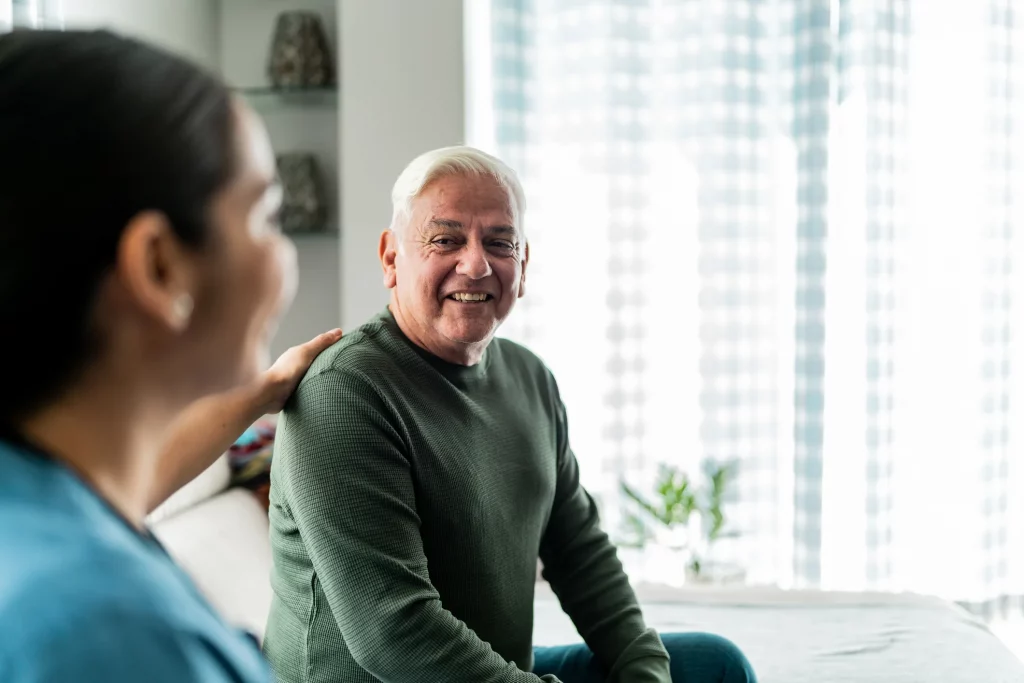 Senior wird im Alltag individuell begleitet und durch professionelle Pflege unterstützt.
