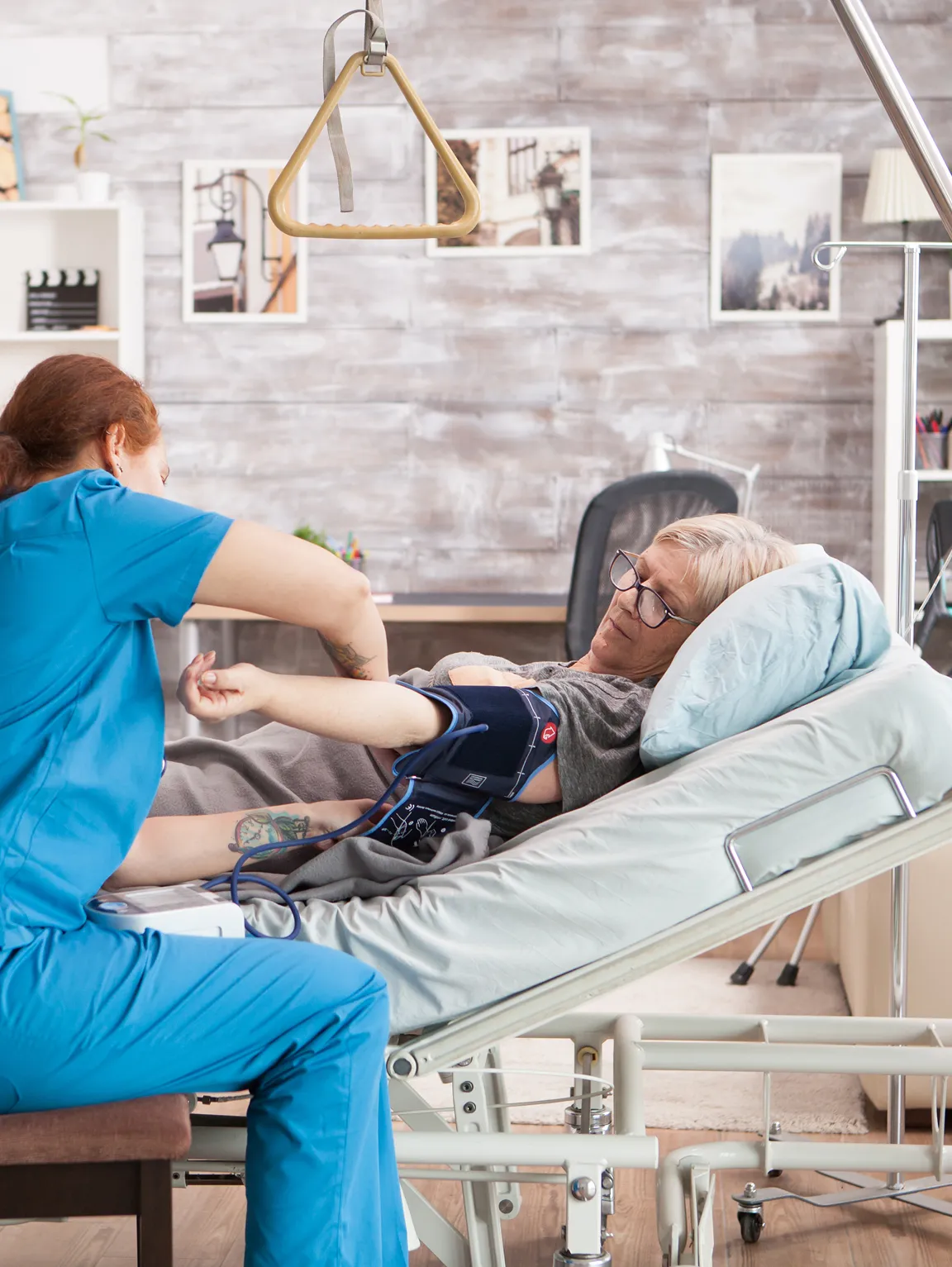Pflegekraft versorgt Patientin direkt am Bett