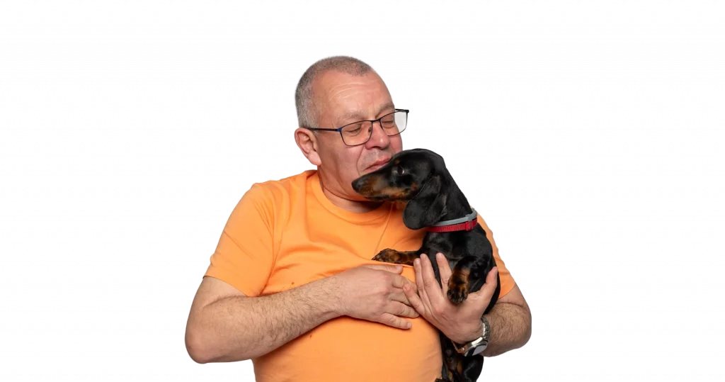 Mitarbeiter mit einem Dackel auf dem Arm