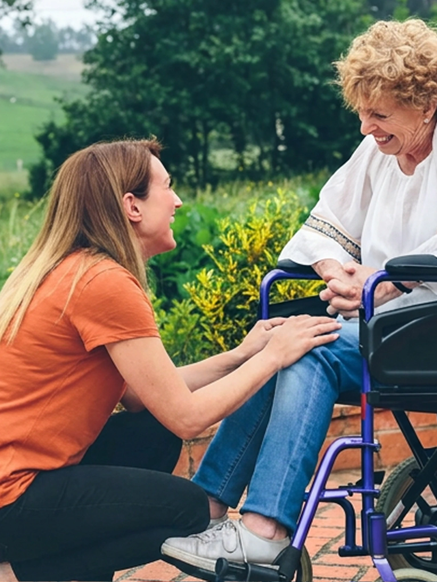 Pflegekraft im persönlichen Austausch mit Patientin im häuslichen Umfeld.